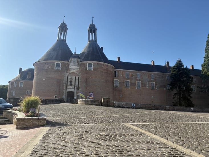 Le pentagonal château de briques rouges.