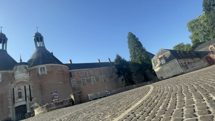 Les grandes murailles et les bâtiments annexes .