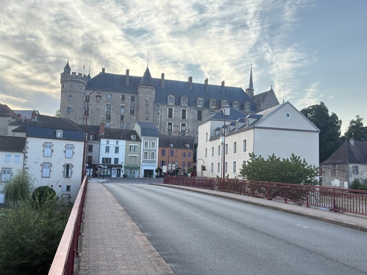 En vérité c’est Le château de Lapalisse .