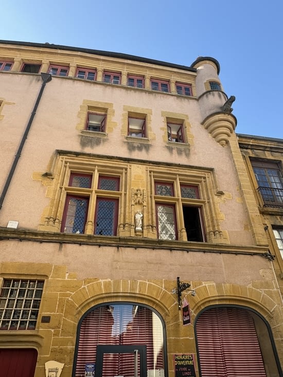 Charlieu une très jolie ville médiévale  avec une histoire clunisienne.