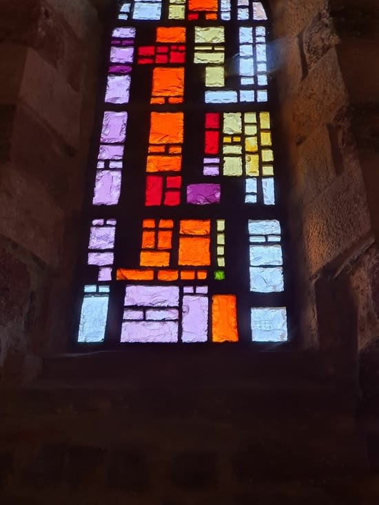 beau vitrail à l église de St Privat d Allier