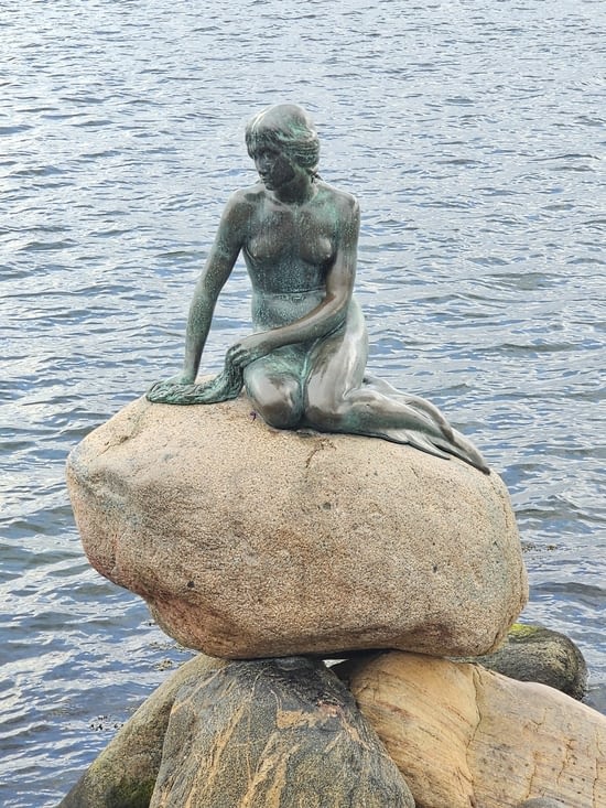 sculpture de la petite Sirène inspirée du  conte de Hans Christian Andersen