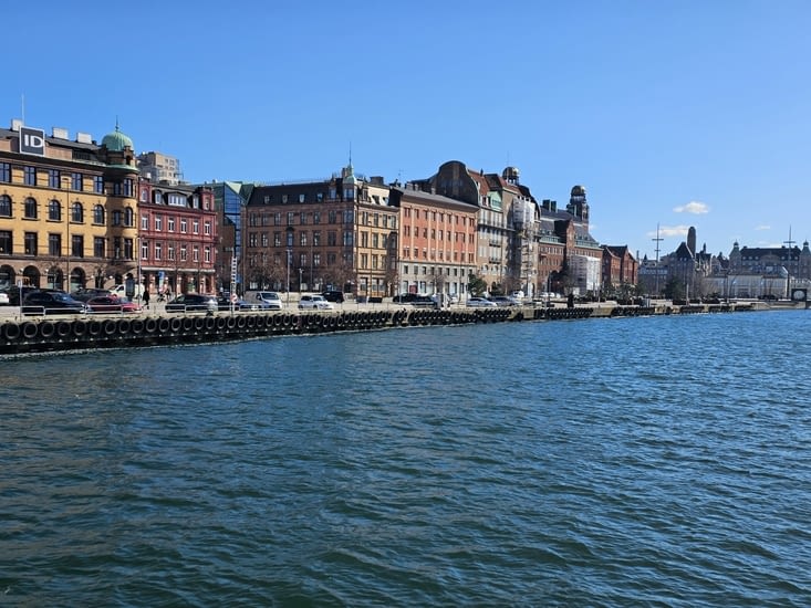 Le soleil embellit les bâtiments