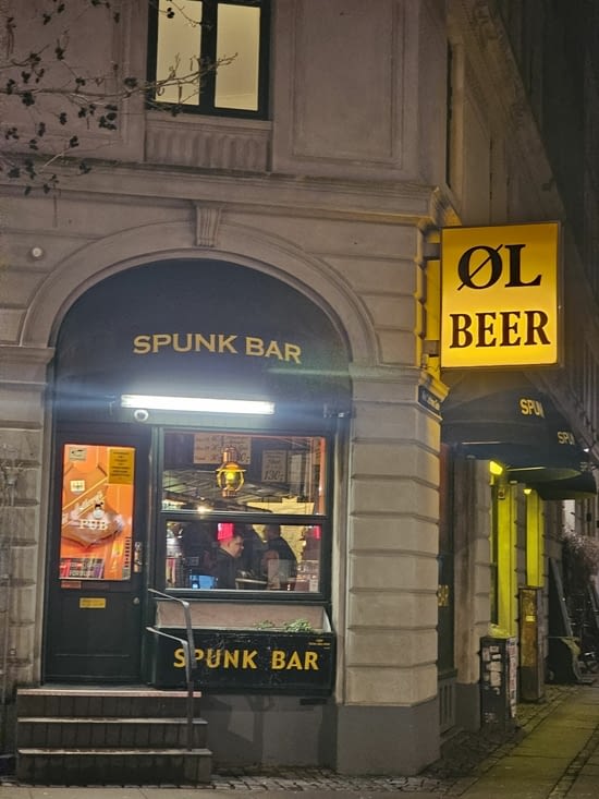 Pub de nuit ! Ol=bière en danois ! 🍻