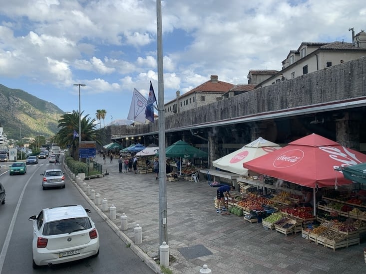 Le marché le long du port à Kotor