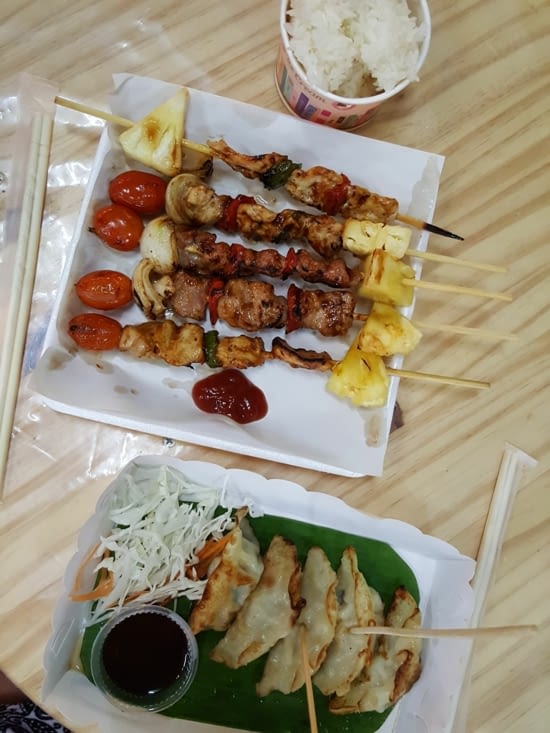 Brochettes de porc et de poulet, raviolis au porc et riz ;-)