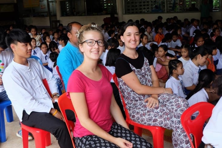 Nous et les nombreux élèves en arrière plan