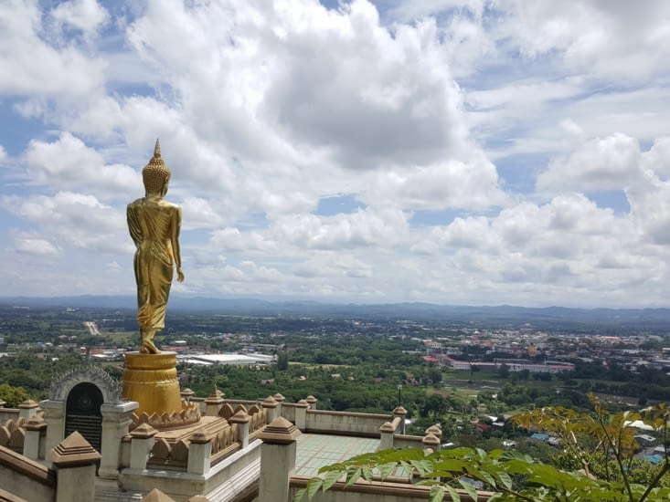 Buddha surplombant la ville de Nan