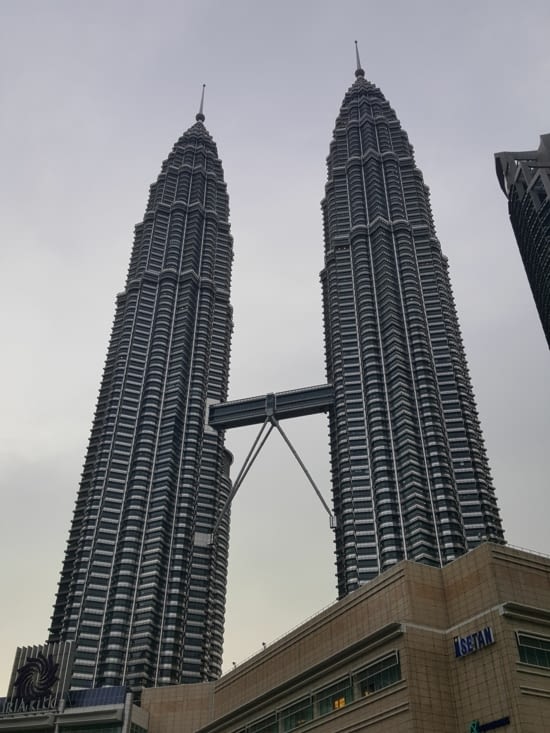 Les tours Petronas vues d'en bas