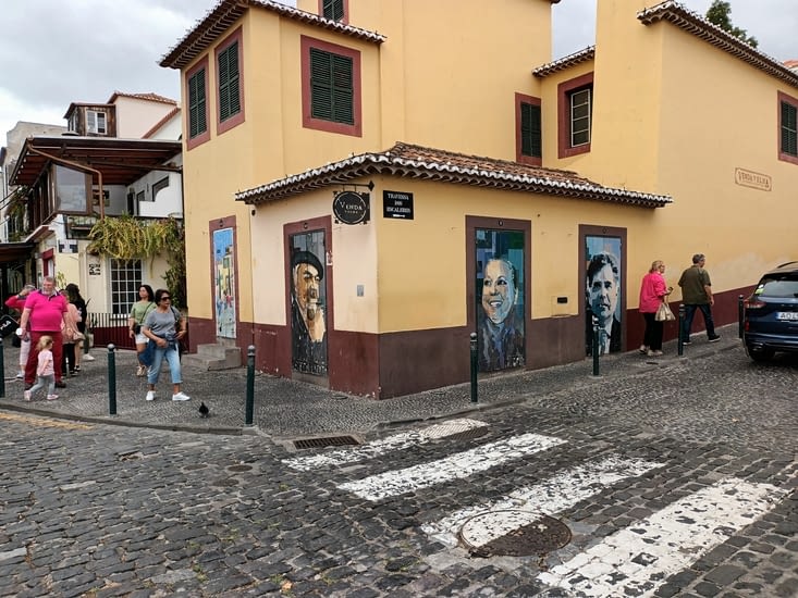 La rue où les portes sont peintes par des artistes