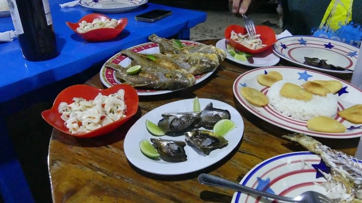Au menu, huitres de mangrove, poisson grillé, ceviche de lambi, langouste, riz et arepas
