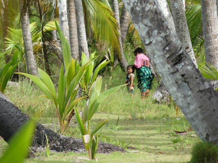 Le chemin pour se rendre au village et femme Guna en costume traditionnel.