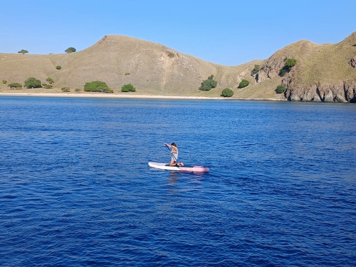 Autre mouillage, où Andréa s'initie au paddle