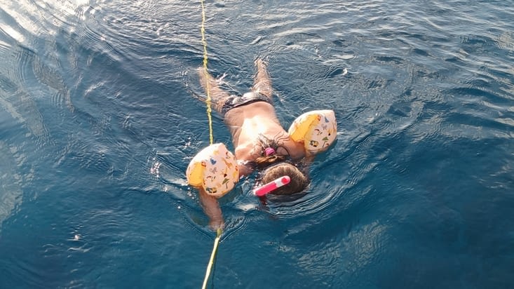 Liv découvre l'utilité du masque et du tuba