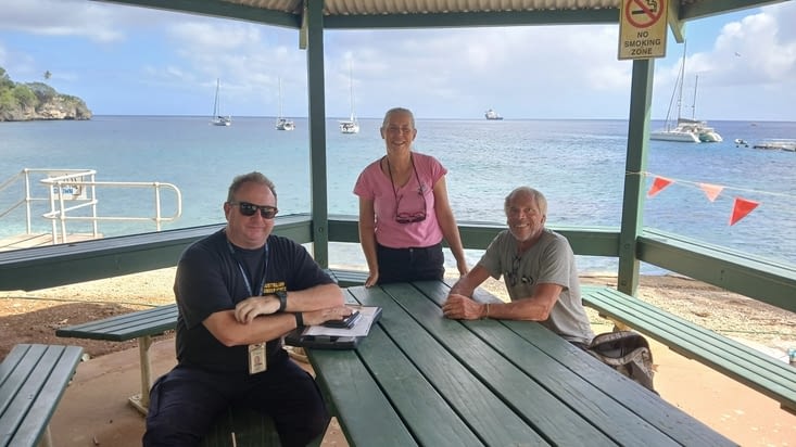Clearance d'entrée sous le carbet face à la mer