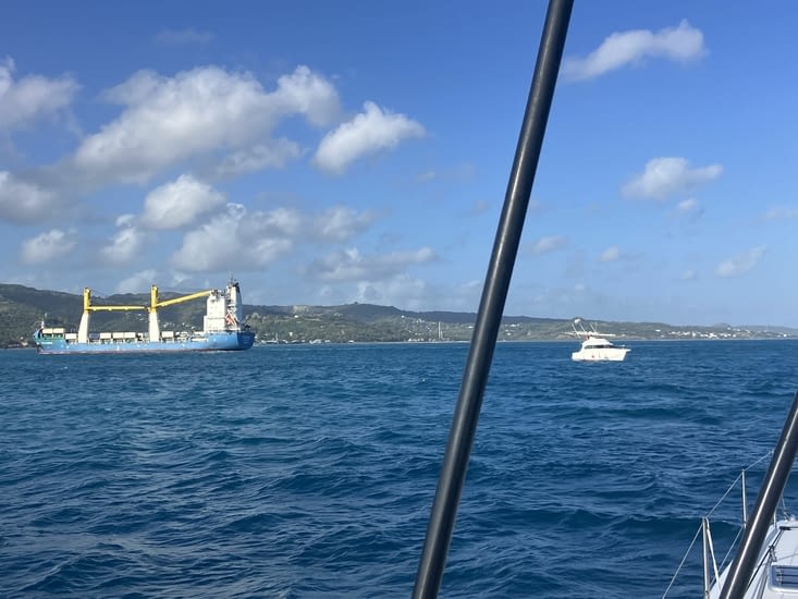 Le cargo fait sa manoeuvre de port