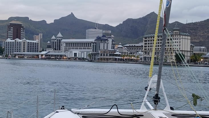 une capitale hyper moderne paradis fiscal et tourisme de masse oblige.