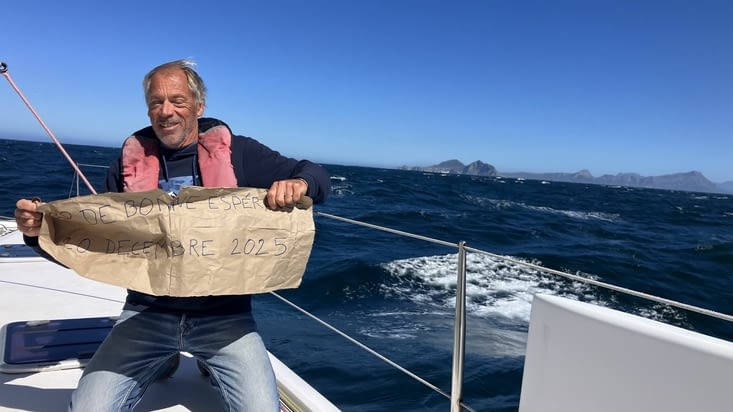 Pareil pour le capitaine qui s'en sort pas avec la pancarte !