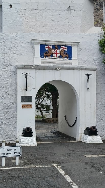 Dès qu'on pose le pied sur terre on se sent dans une ville de garnison,