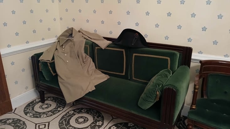 L'immanquable manteau et bicorne