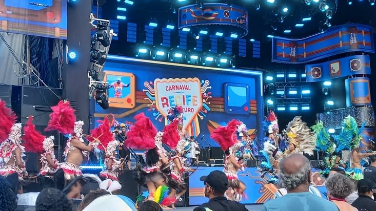 Chaque association de quartier défile sur l'estrade de la scène