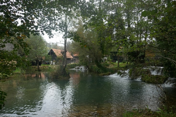 Le village de Rastoce, construit sur la rivière au milieu des cascades