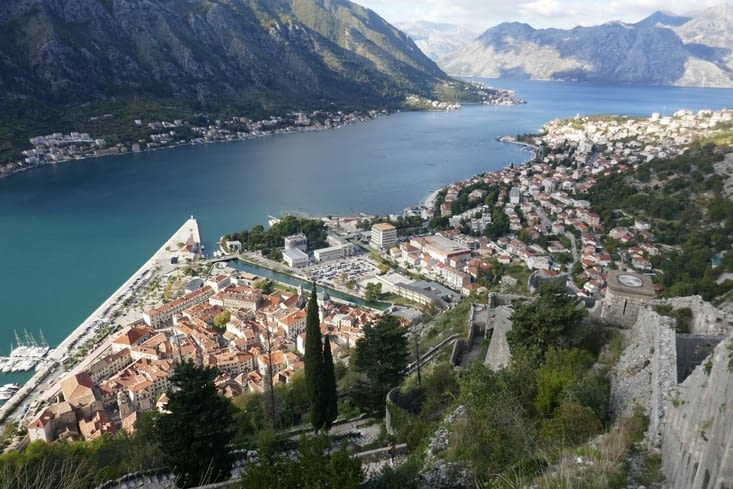 La ville de Kotor vue du haut des remparts