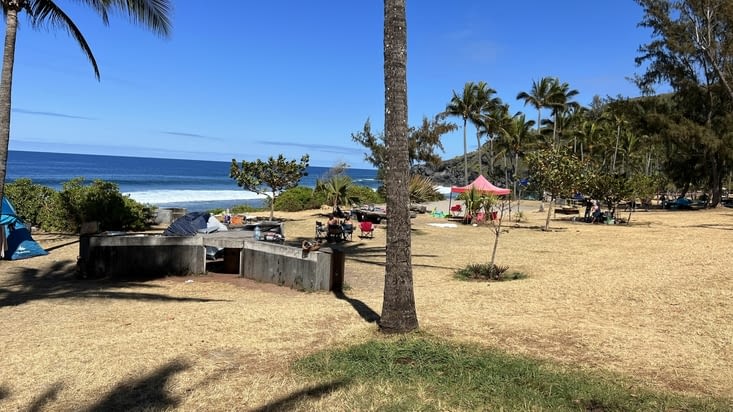 L’arrière plage aménagée avec des barbecues