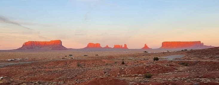 Le coucher du soleil.