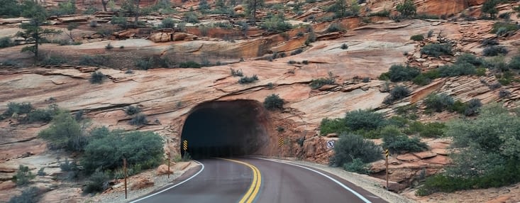 Traversée du tunnel creusé dans la roche avant l'arrivée dans le Parc National de Zion.