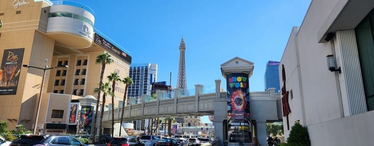 Un petit air parisien avec une tour Eiffel miniature