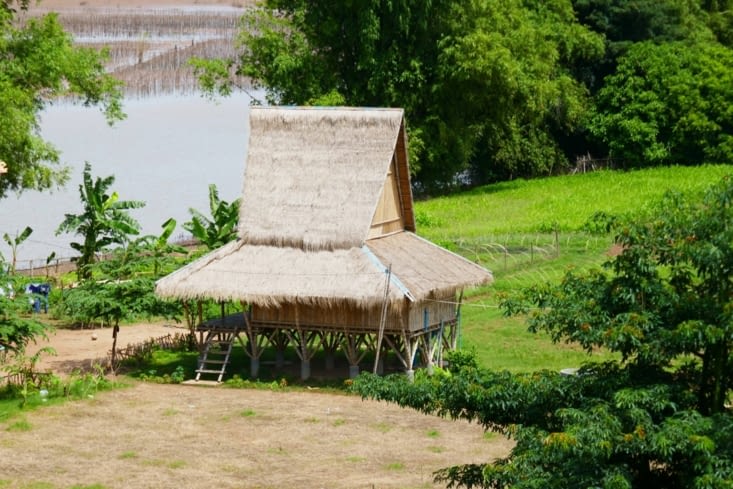 Ici un bungalow à louer pour les touristes, construit tout en bambou