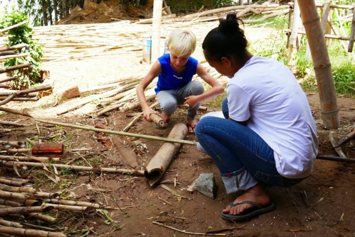 J’ai aidé à construire un toit en aplatissant le bambou.