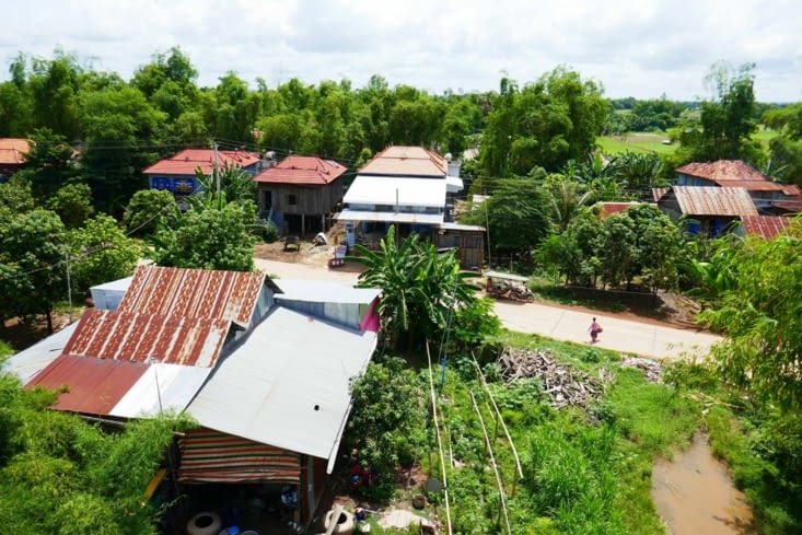 Le village vu d’en haut et la maison de Chantha