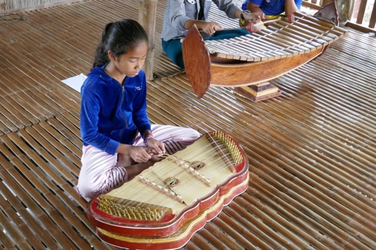 Les instruments de musique sont fabriqués en bois et en bambou.