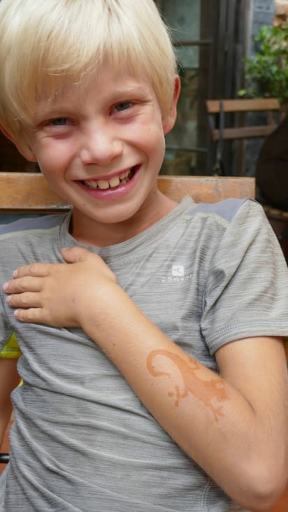 Et ouais un vrai tatouage d'homme: un gecko tatoué au henné