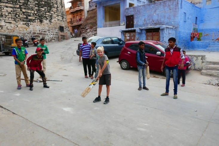 Jeu de criquet dans la rue avec les enfants du quartier