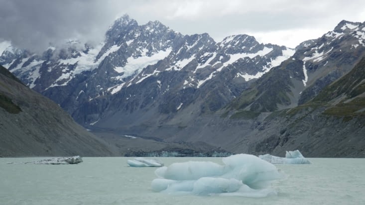 De petits icebergs se détachant du glacier au fond