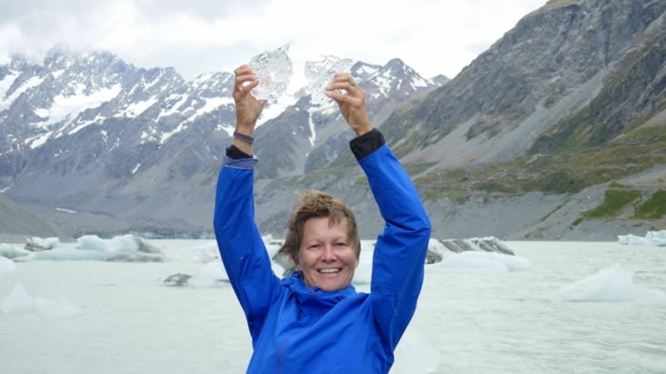 La célèbre aventurière Soizigue De La Noaille brandissant un énorme bloc de glace