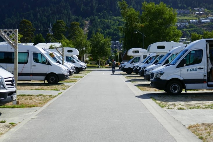 Les Kiwi font un bussiness de tout: les camping-cars sont collés les uns aux autres