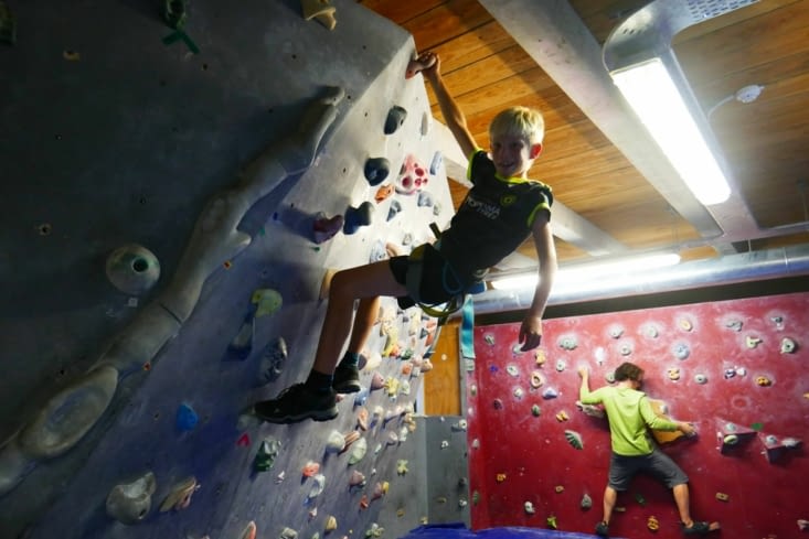 Maël fait un peu d'escalade en salle