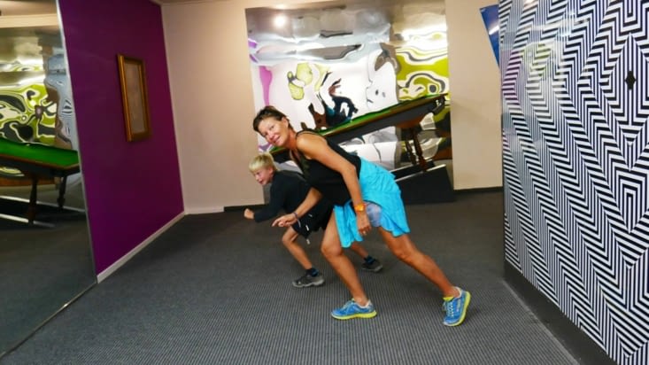 Les sols sont inclinés avec plein d'objets créant des illusions