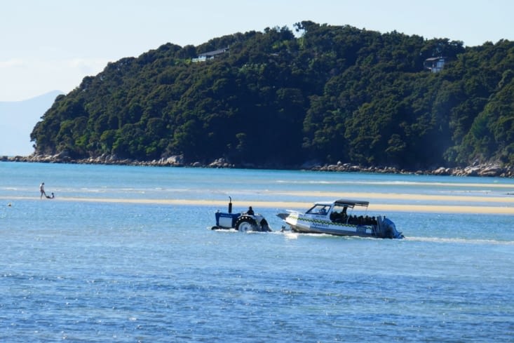 Quand je vous dis qu'on va en croisière sur l'eau avec un tracteur c'est pas des blagues