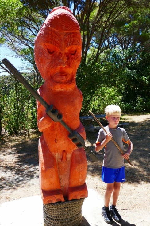 Un jeune Maori et sa statue