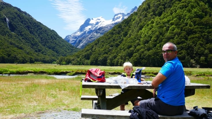 belle récompense. Maël avait raison,  c'était par là