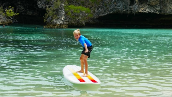Maël s'entraîne au surf....