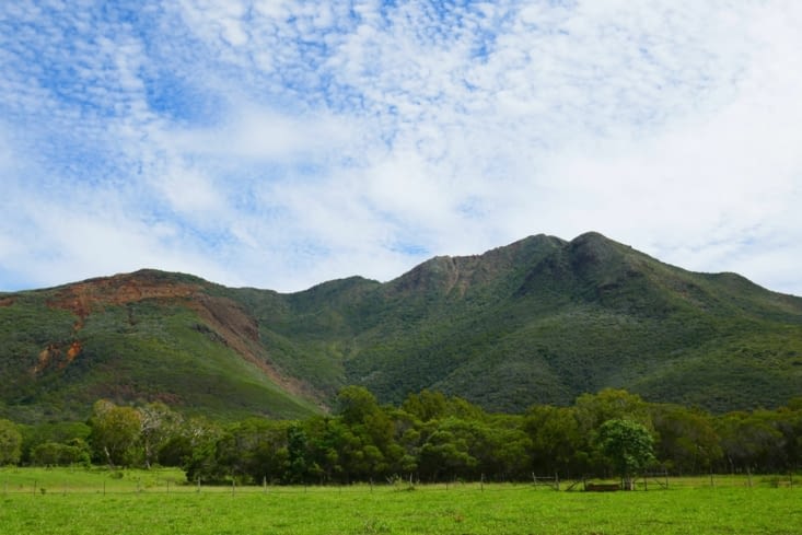 Voici une photo du paysage du côté de Voh