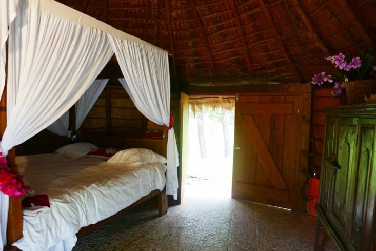 Avec un lit à baldaquin pour ma Panthère et votre serviteur