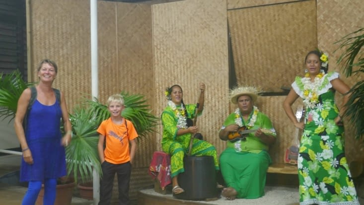 L'accueil polynésien à la sortie de l'avion