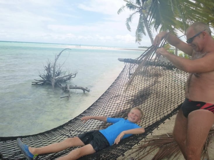 Robinson et vendredi sur un motu